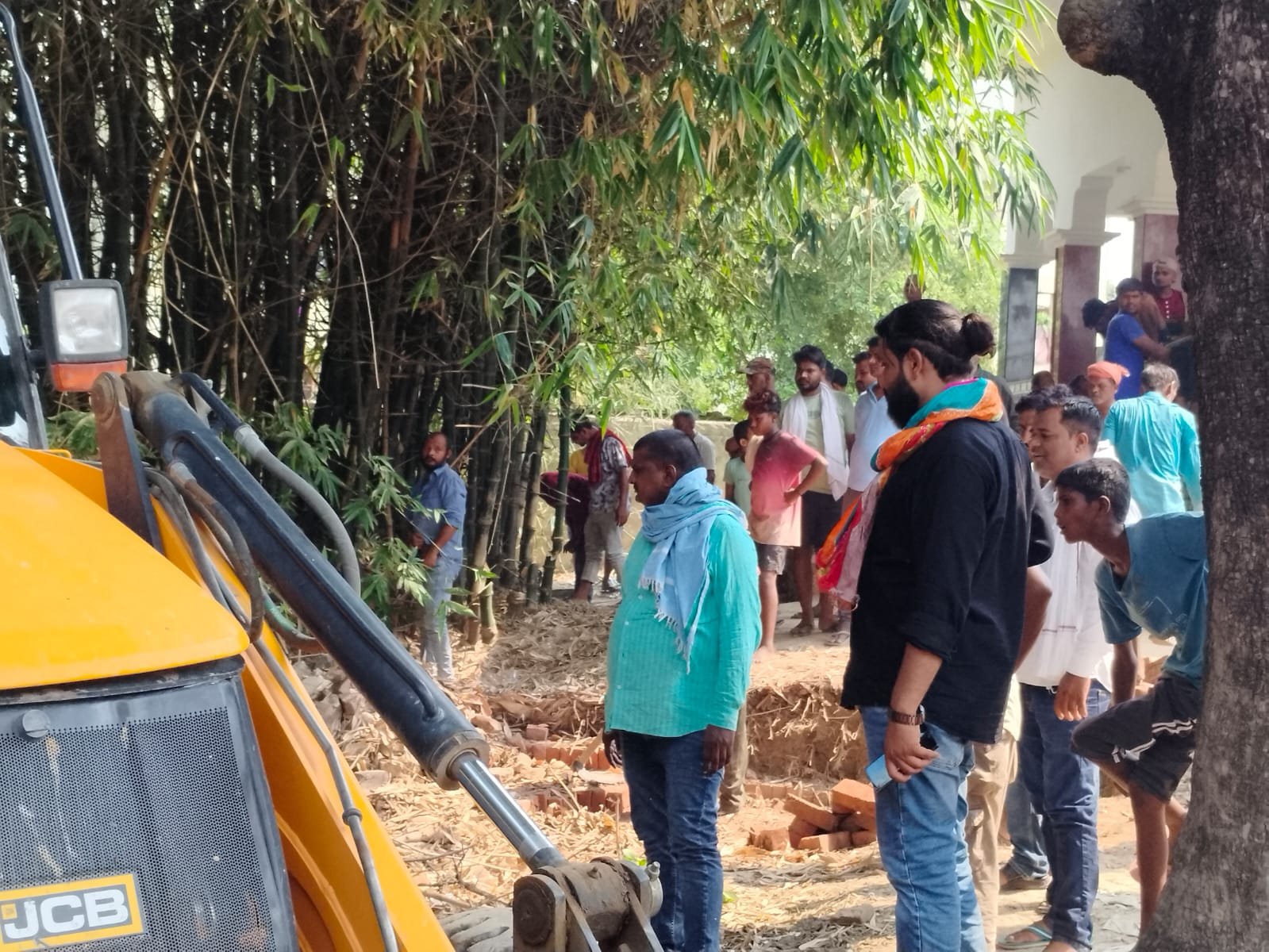 मिट्टी लदे डंपर की टक्कर से महिला की मौत, अवैध खनन को लेकर ग्रामीणों में आक्रोश