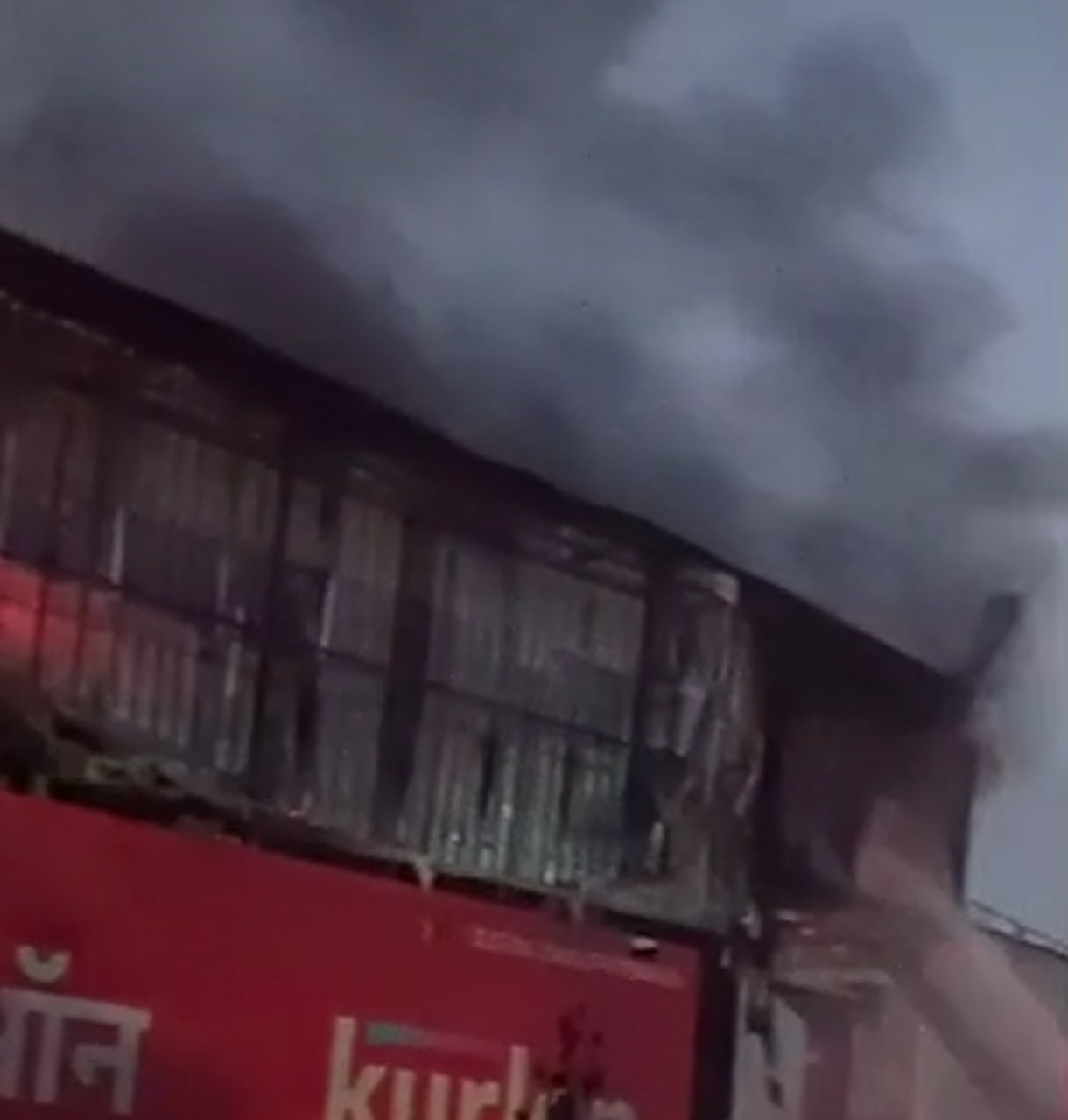 जौनपुर में कपड़े के शोरूम में भीषण आगः फायर ब्रिगेड की 5 गाड़ियां बुझानें में जुटीं, 2KM दूर से दिख रहा धुआं