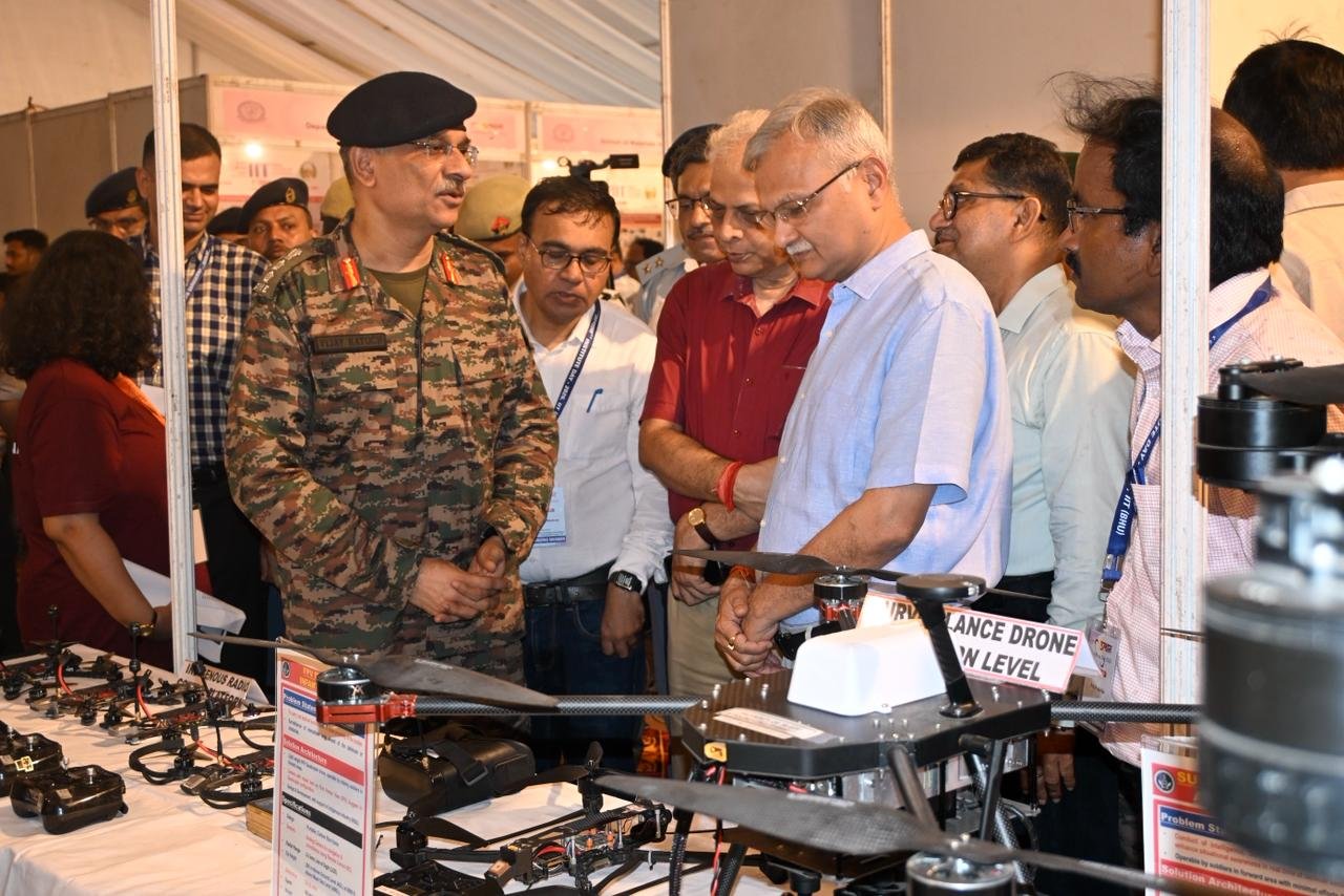 उन्नत ड्रोन प्रदर्शन सशस्त्र बलों और आईआईटी (बीएचयू) का संयुक्त नवरचना