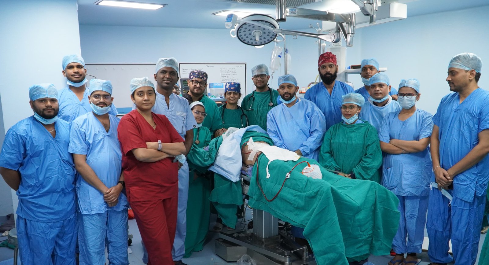 एपेक्स हॉस्पिटल में जटिल किडनी ट्रांसप्लांट सफल, विशेषज्ञों की टीम ने रचा नया कीर्तिमान