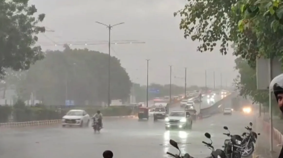 दिल्ली-NCR में मानसून ने दी दस्तक, महाराष्ट्र-यूपी समेत 12 राज्यों में बारिश-आंधी का अलर्ट; मुंबई के कई इलाकों में भरा पानी
