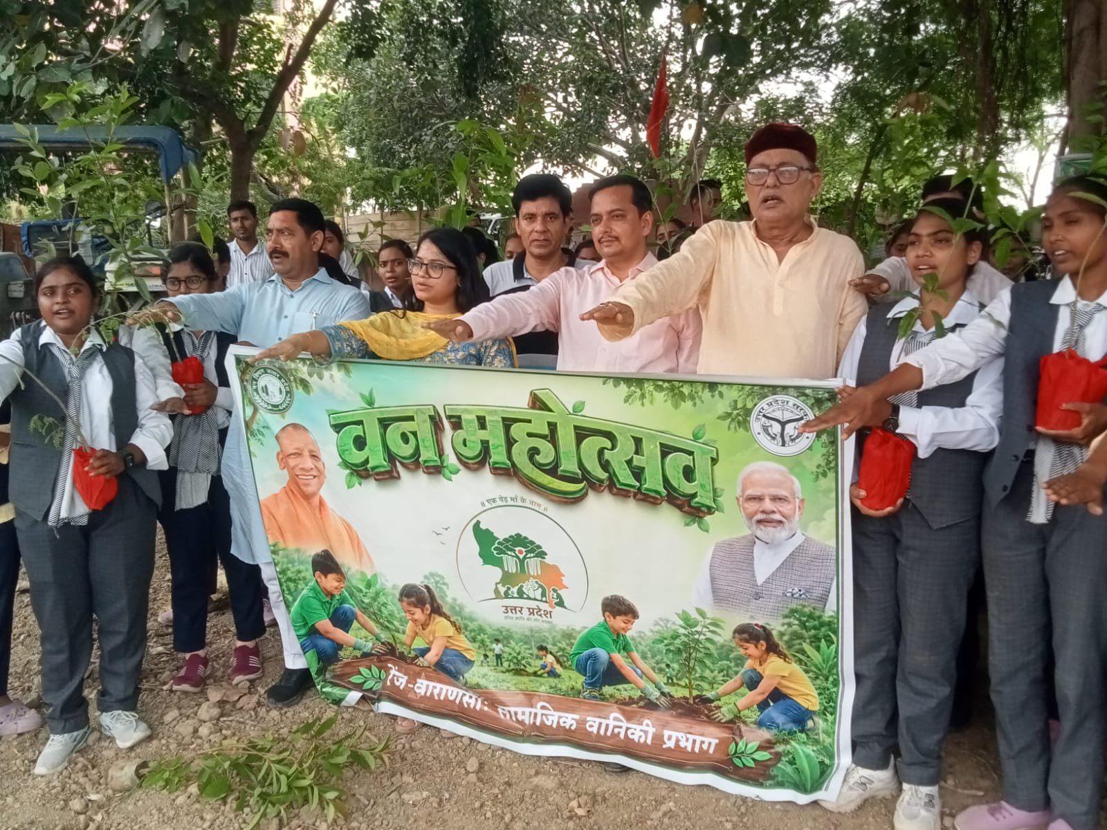 वन महोत्सव सप्ताह की शुरुआत, 'एक पेड़ मां के नाम' अभियान के तहत हुआ पौधारोपण वन संरक्षक व डीएफओ ने किया शुभारंभ, पर्यावरण संरक्षण का दिलाया संकल्प