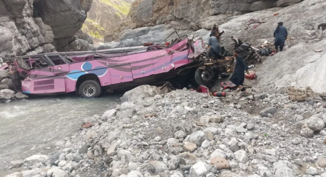 पाकिस्तान में बड़ा हादसा, खाई में गिरी यात्रियों से भरी बस; 40 लोगों की हुई मौत