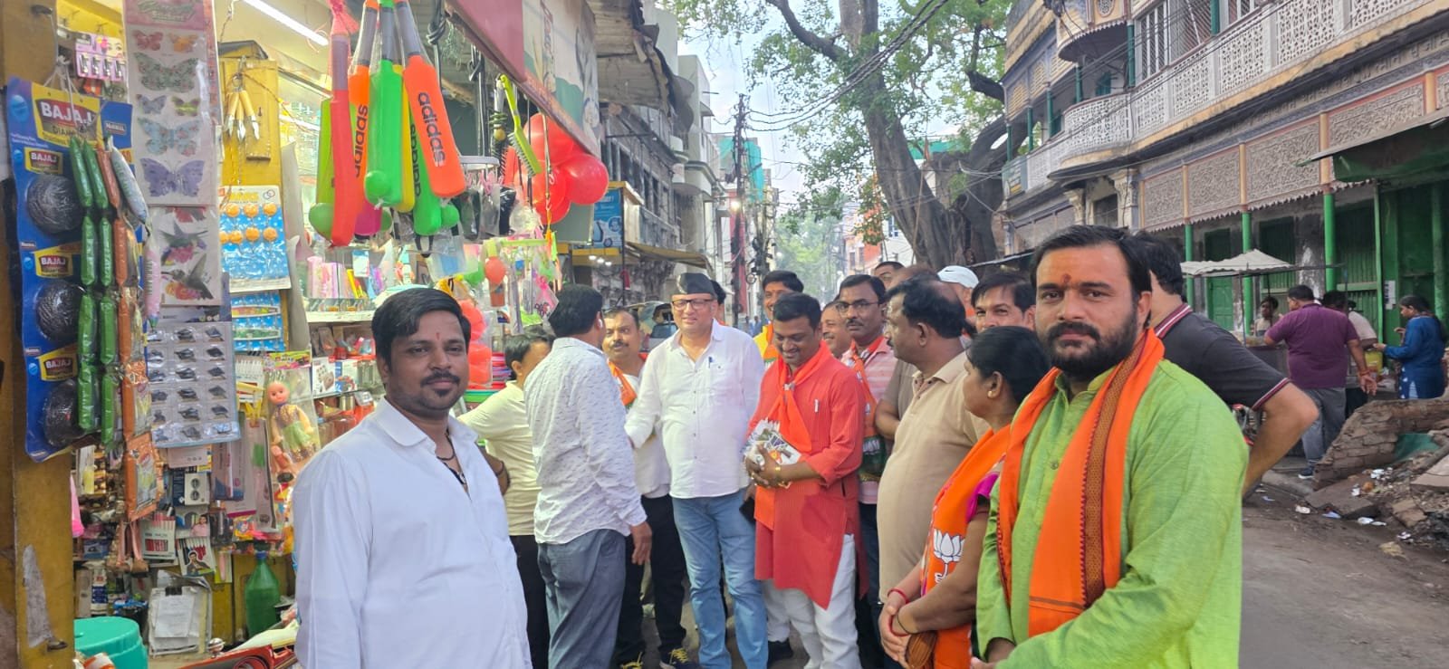 छित्तूपुर, जड्डूमंडी और मीरबाग में घर-घर पहुंचे विधायक सौरभ श्रीवास्तव