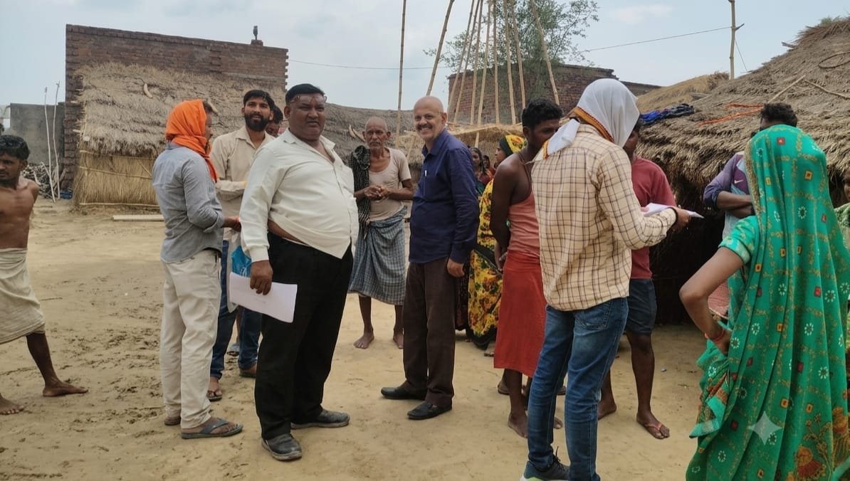 मुसहर बस्ती के विकास की दिशा में पहल, क्लस्टर योजना की संभावनाएं तलाशने पहुंचे बीडीओ