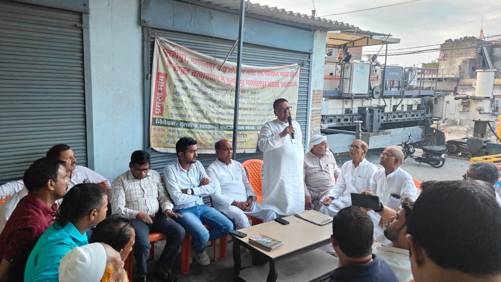 मुआवजा मिलने तक जारी रहेगा दुल्हीपुर-महावलपुर सड़क चौड़ीकरण विरोध आंदोलन