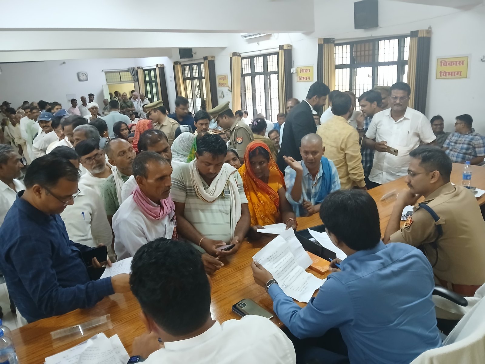 चकिया में आयोजित हुआ समाधान दिवस, डीएम की अनुपस्थिति में सीडीओ ने सुनी समस्याएं