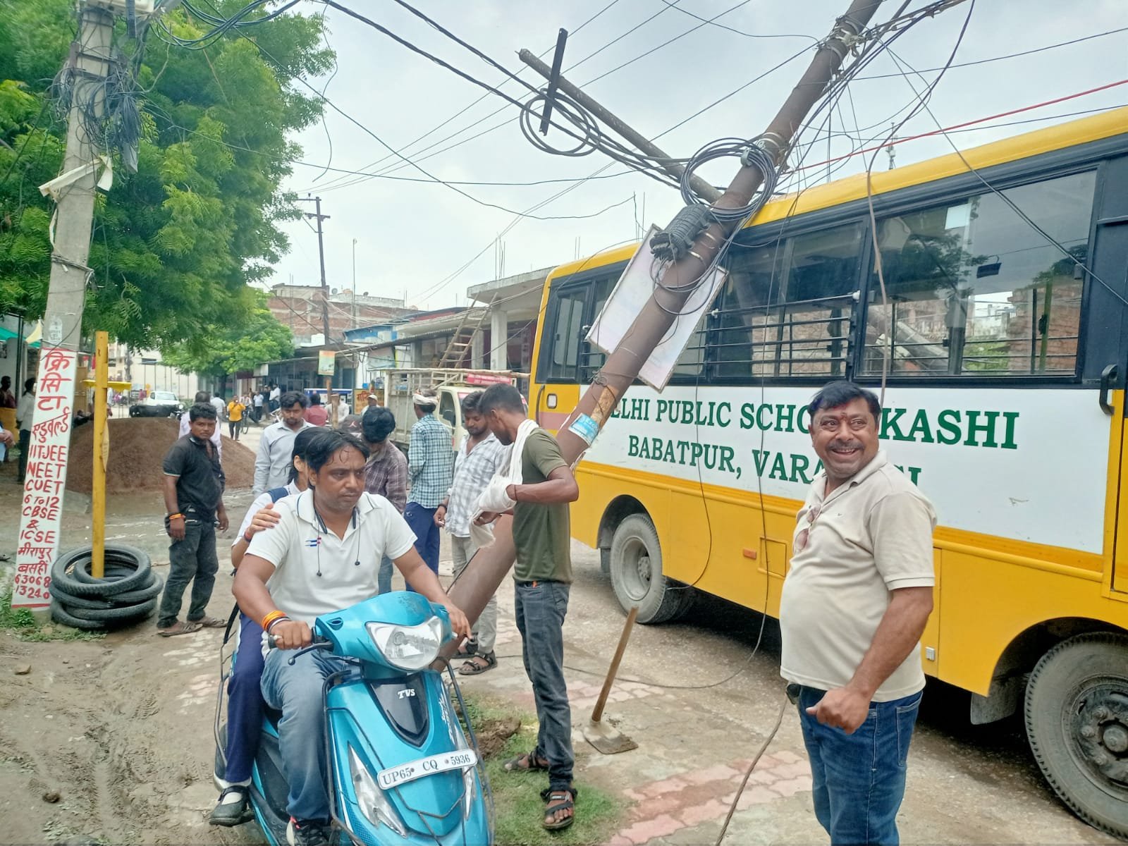 स्कूल बस पर गिरे दो बिजली के पोल, 22 बच्चों की जान बाल-बाल बची