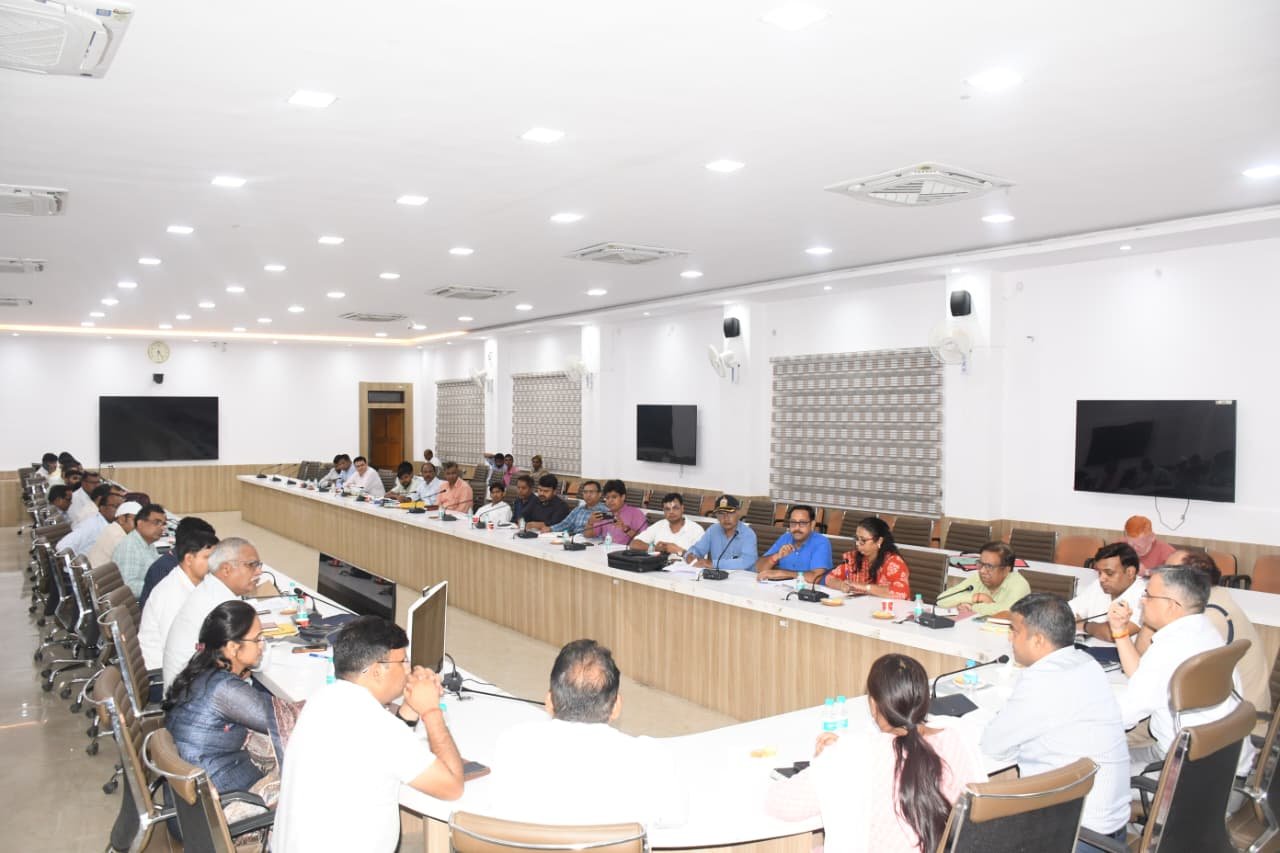 आईजीआरएस शिकायतों के लापरवाहीपूर्ण निस्तारण पर डीएम सख्त, कई अधिकारियों को कारण बताओ नोटिस जारी