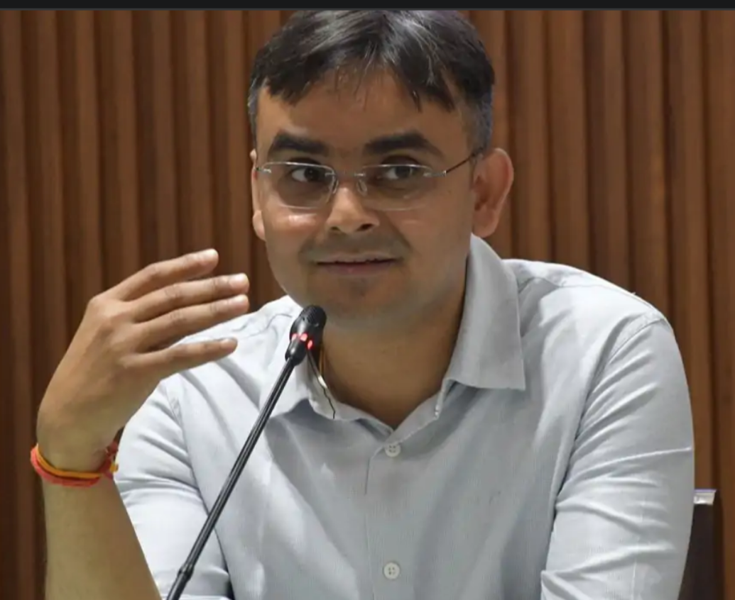 फर्जी रिपोर्ट पर डीएम का बड़ा एक्शन: लेखपाल निलंबित, पांच अधिकारियों का वेतन रोका और नोटिस जारी