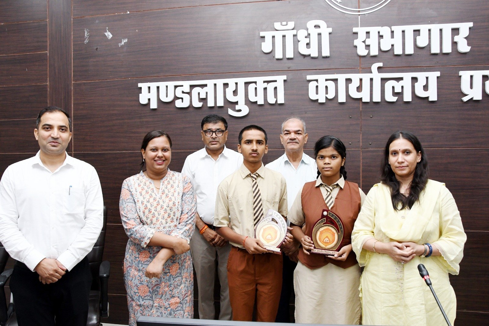 प्रदेश में प्रथम स्थान पाने वाले अटल आवासीय विद्यालय बेलहट की मण्डलायुक्त ने की सराहना, शिक्षा की गुणवत्ता बनाए रखने के दिए निर्देश