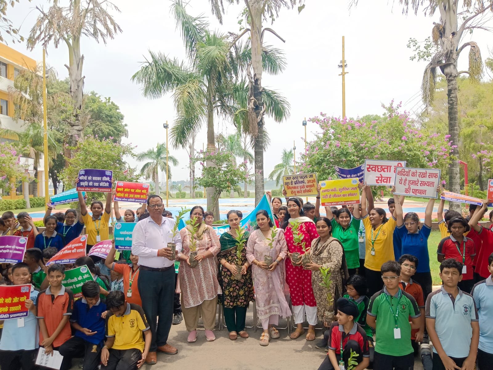 वन महोत्सव पर छात्रों ने निकाली जागरूकता रैली, पौधारोपण कर दिया पर्यावरण संरक्षण का संदेश