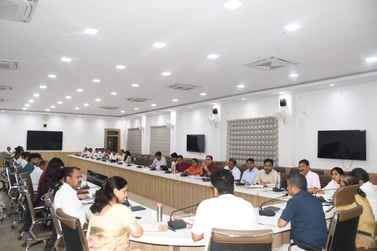 राजस्व मामलों में लापरवाही पर सख्त हुए डीएम, 15 जुलाई तक अंश निर्धारण के सभी लंबित प्रकरण निपटाने के निर्देश