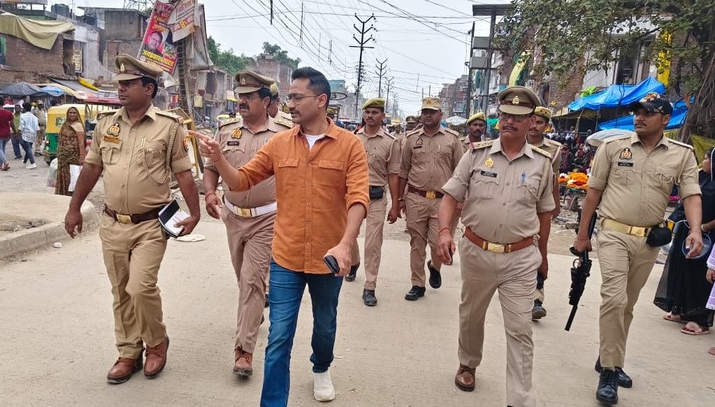 मुगलसराय में एसपी आकाश पटेल का पैदल मार्च, अतिक्रमणकारियों और ऑटो-टोटो चालकों को दी सख्त चेतावनी