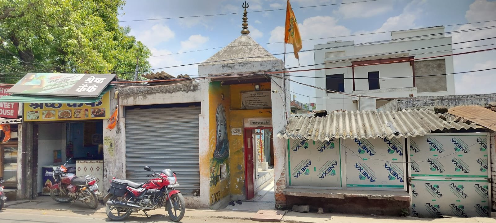 नगर निगम टीम पांच पांडव मंदिर पर अतिक्रमण हटाने में फेल, महंत रमेश तिवारी की दबंगई ने रोकी कार्रवाई