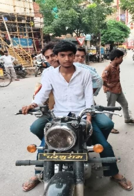 आगे परशुराम, पीछे राम... नंबर प्लेट गायब; तीन सवारी और मॉडिफाइड साइलेंसर वाली बुलेट पर पुलिस का शिकंजा