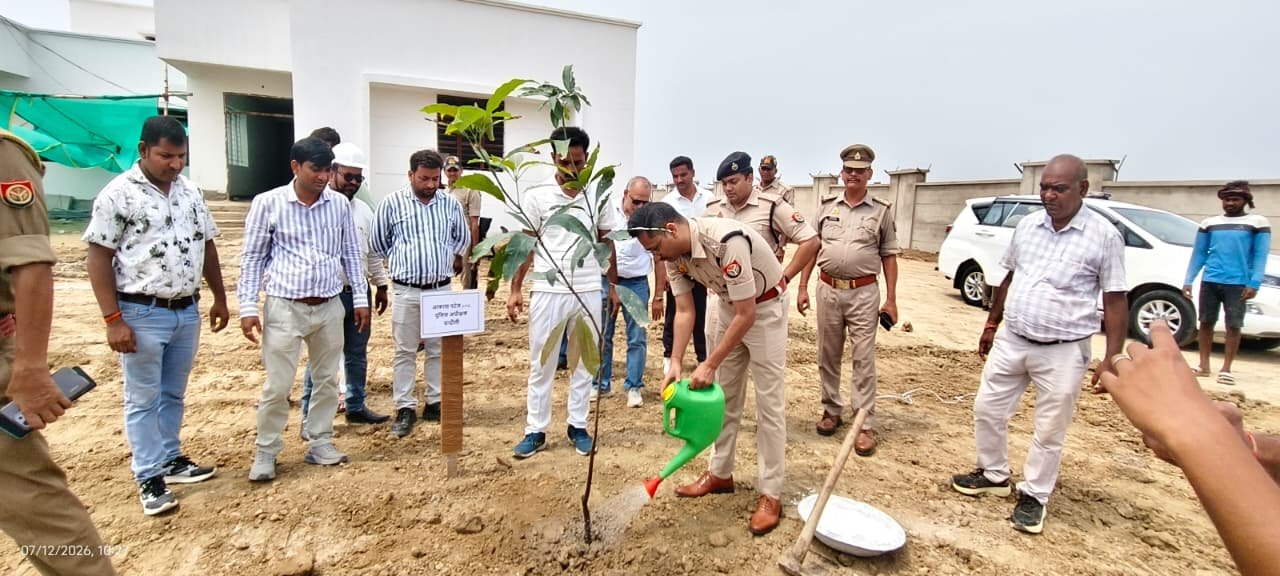 "एक पेड़ माँ के नाम" अभियान से हरियाली का संदेश, चन्दौली पुलिस ने किया व्यापक वृक्षारोपण