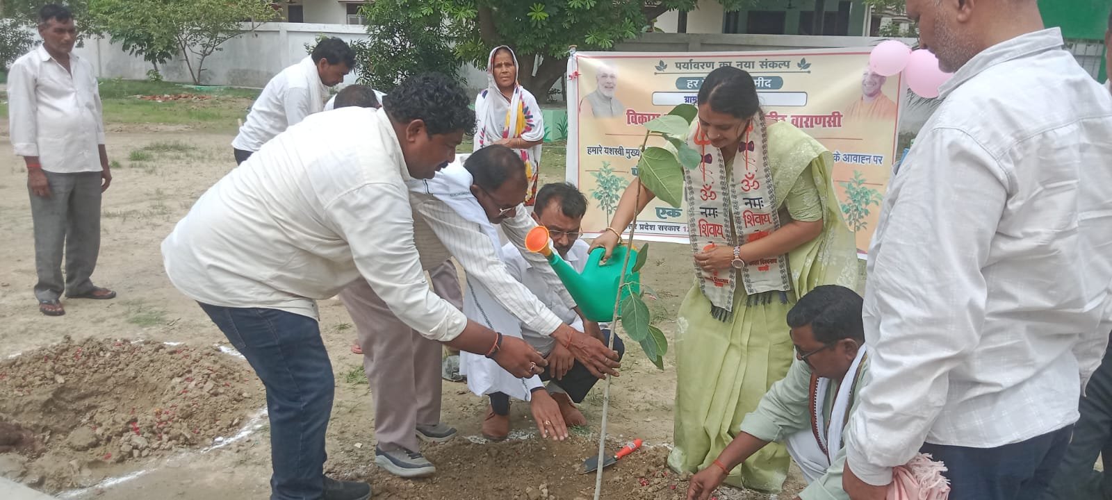 एक पेड़ माँ के नाम" अभियान को मिला जनसहयोग, बच्छांव में रोपे गए सैकड़ों पौधे