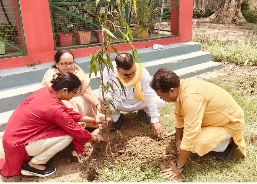 इटौंजा में वृहद वृक्षारोपण कार्यक्रम, जन्मदिन पर लगाया गया “एक पेड़ मां के नाम”