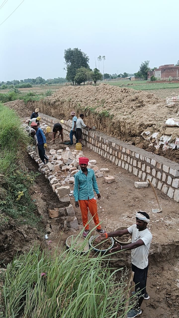 किसानों को बड़ी राहत: बार-बार टूटने वाली बंधी अब होगी पक्की, 60 मीटर नहर के पक्कीकरण का कार्य शुरू