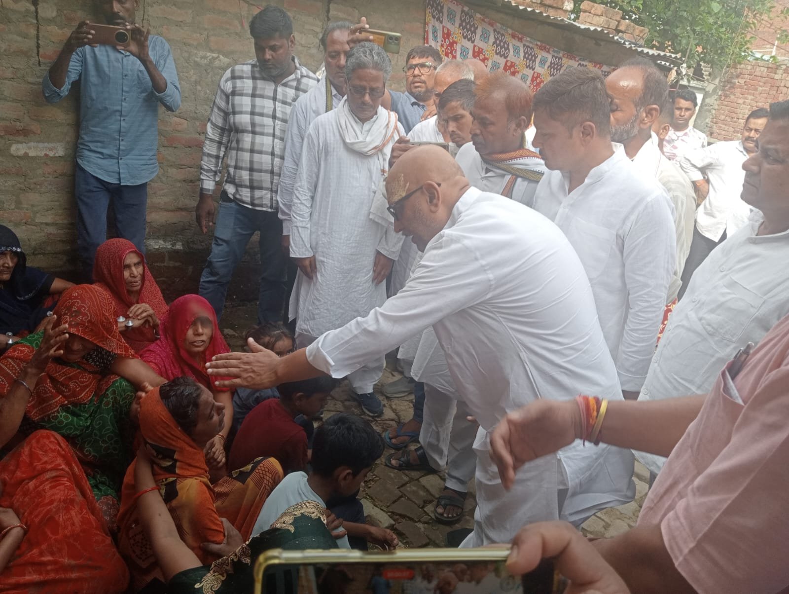 मुगलसराय पहुंचे कांग्रेस प्रदेश अध्यक्ष अजय राय, काली मंदिर हादसे में मृत बलदेव यादव के परिजनों से की मुलाकात
