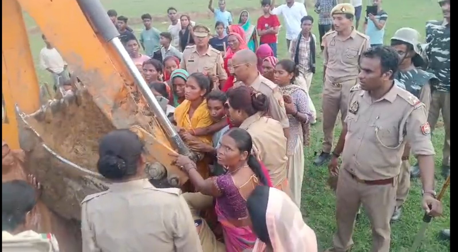 चंदौली के नौगढ़ से खाली हाथ लौटा बाबा का बुलडोजर