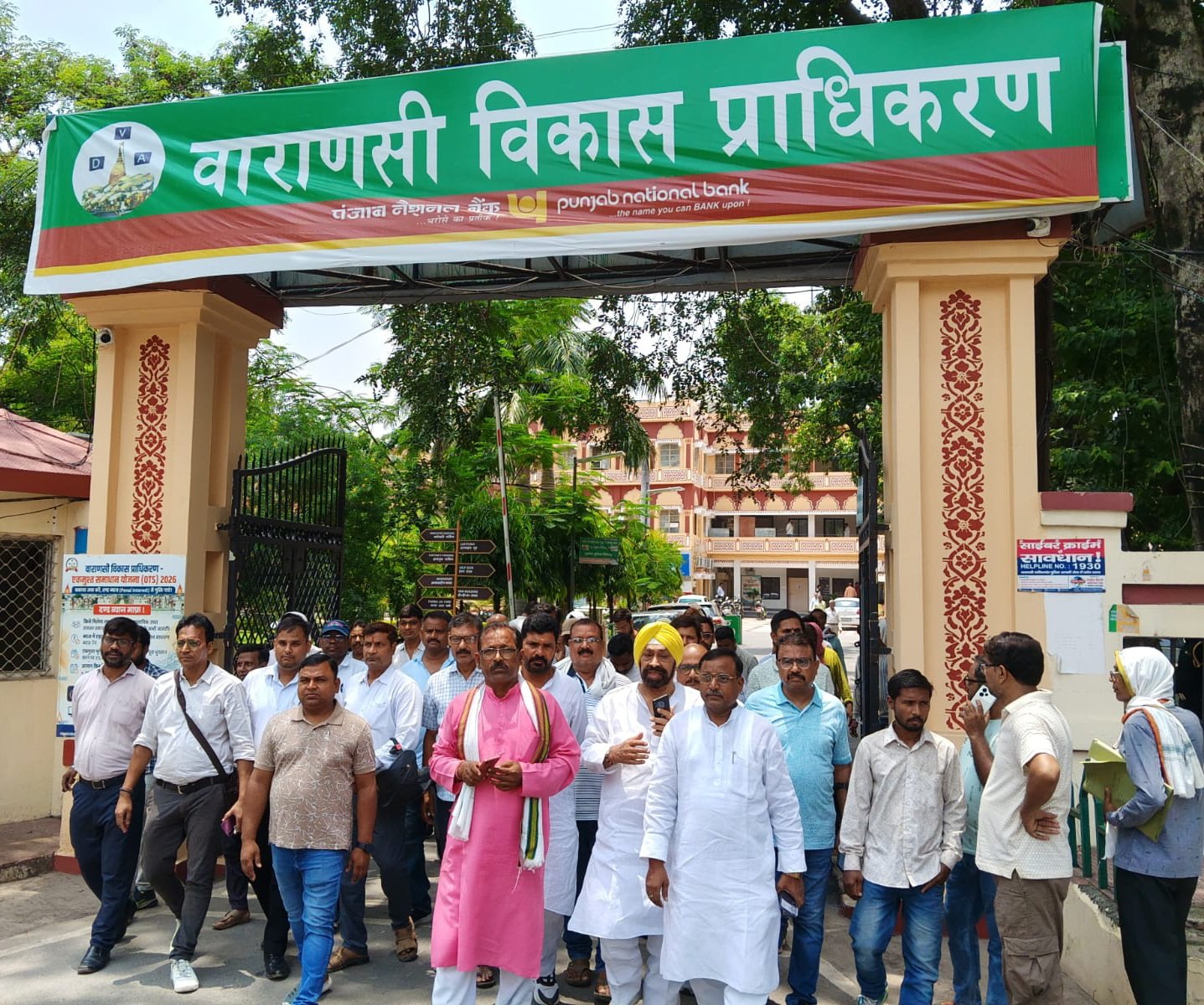 मैरेज लॉन व्यवसायियों का सब्र टूटा, विकास प्राधिकरण के काले कानून के खिलाफ प्रदर्शन तेज