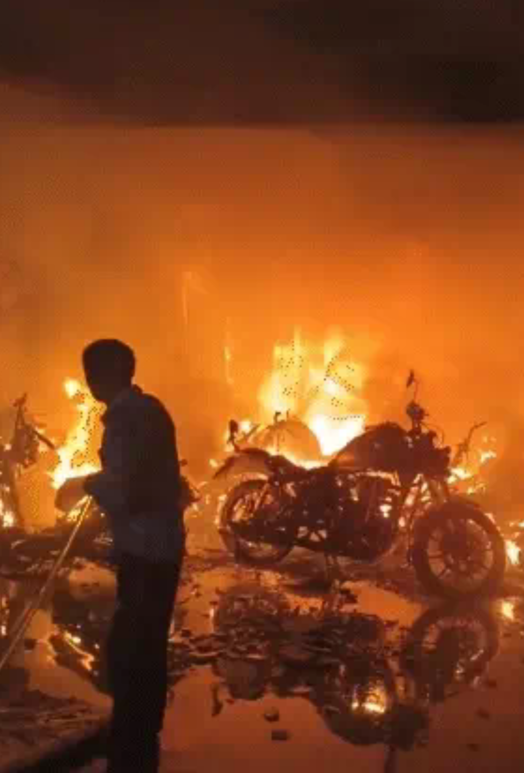 नोएडा में 5 मंजिला इमारत में भीषण आग, स्कूटी चार्जिंग के दौरान धमाके से हादसा; 2 की मौत, 100 परिवारों का रेस्क्यू