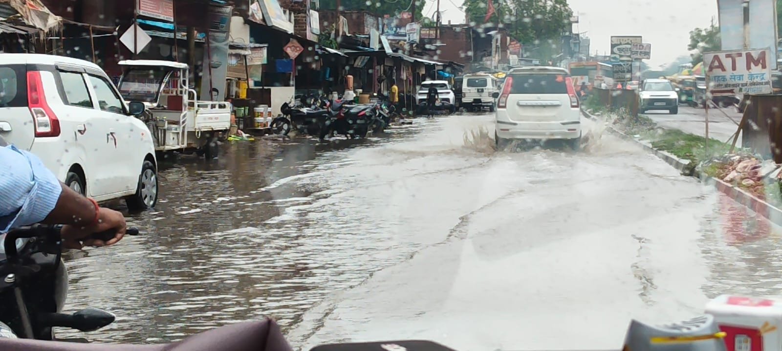 थोड़ी सी बूंदाबांदी में मेजा रोड चौराहा बना तालाब, जलभराव से राहगीर परेशान