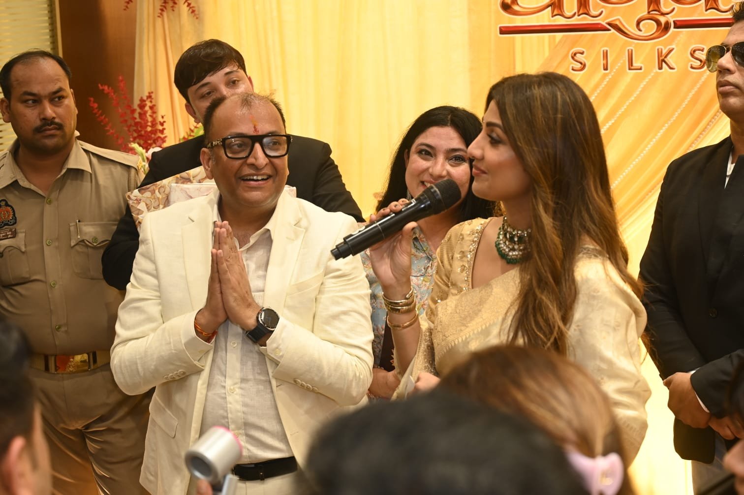 धानुका सिल्क के भव्य शोरूम का बॉलीवुड  की आइकॉन अभिनेत्री शिल्पा शेट्टी ने किया शुभारंभ