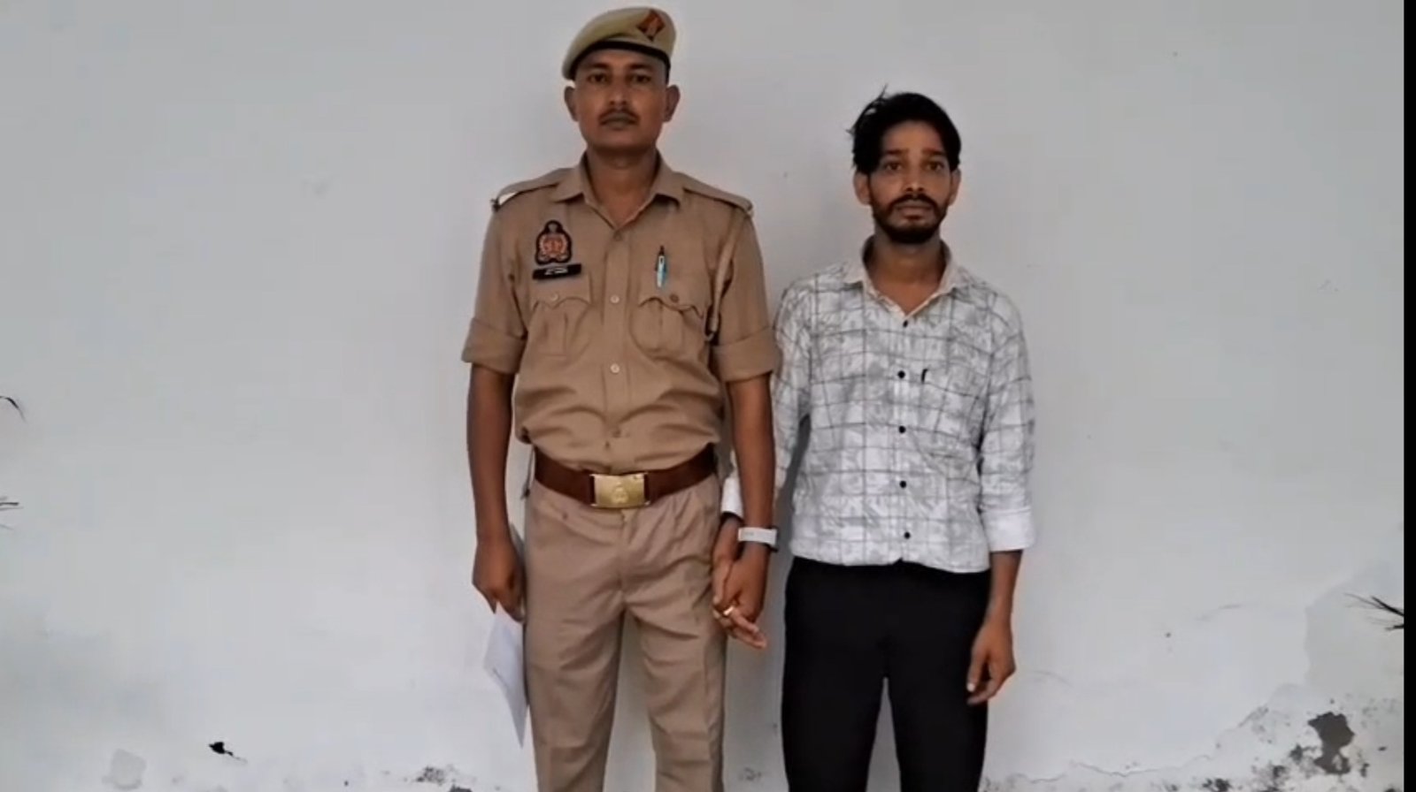 राइफल गुरु को चंदौली पुलिस ने दबोचा, नाबालिग से 6 लाख की किया था उगाही