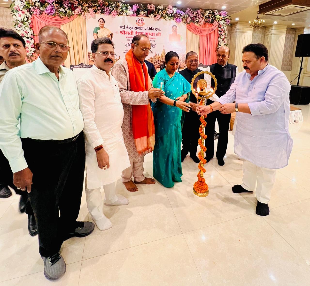 प्रथम काशी आगमन पर रेखा गुप्ता का भव्य स्वागत, जन्मदिन की पूर्व संध्या पर काटा केक