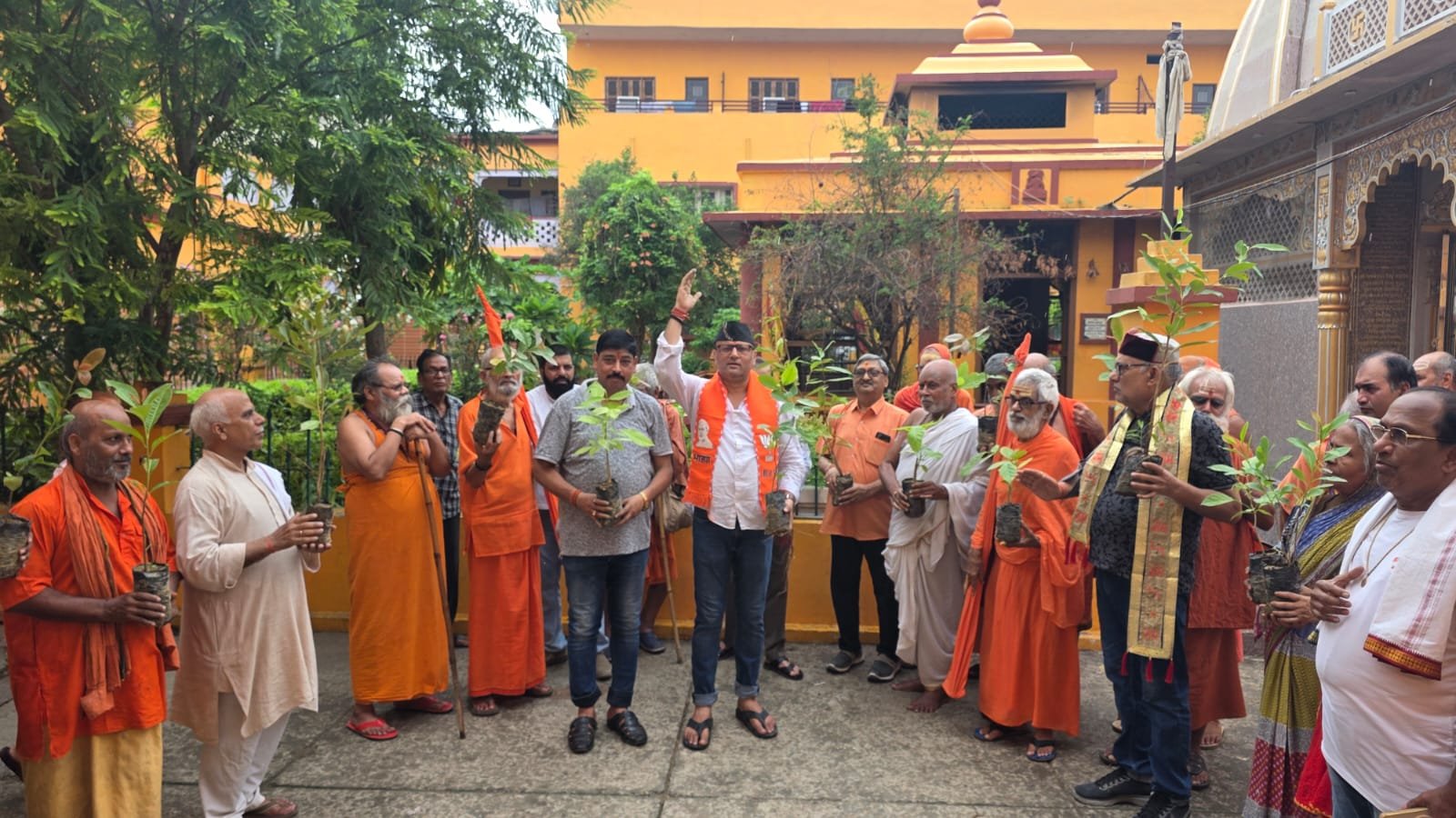 मुमुक्षु भवन में मियावाकी पद्धति से तैयार होगा सघन वन, 401 पौधों का हुआ रोपण