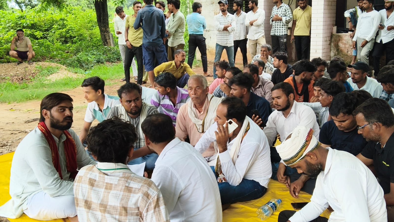 बिजली विभाग की लापरवाही के विरोध में मांडा पावर हाउस पर ग्रामीणों का धरना, मृतक जितेंद्र यादव को न्याय दिलाने की मांग