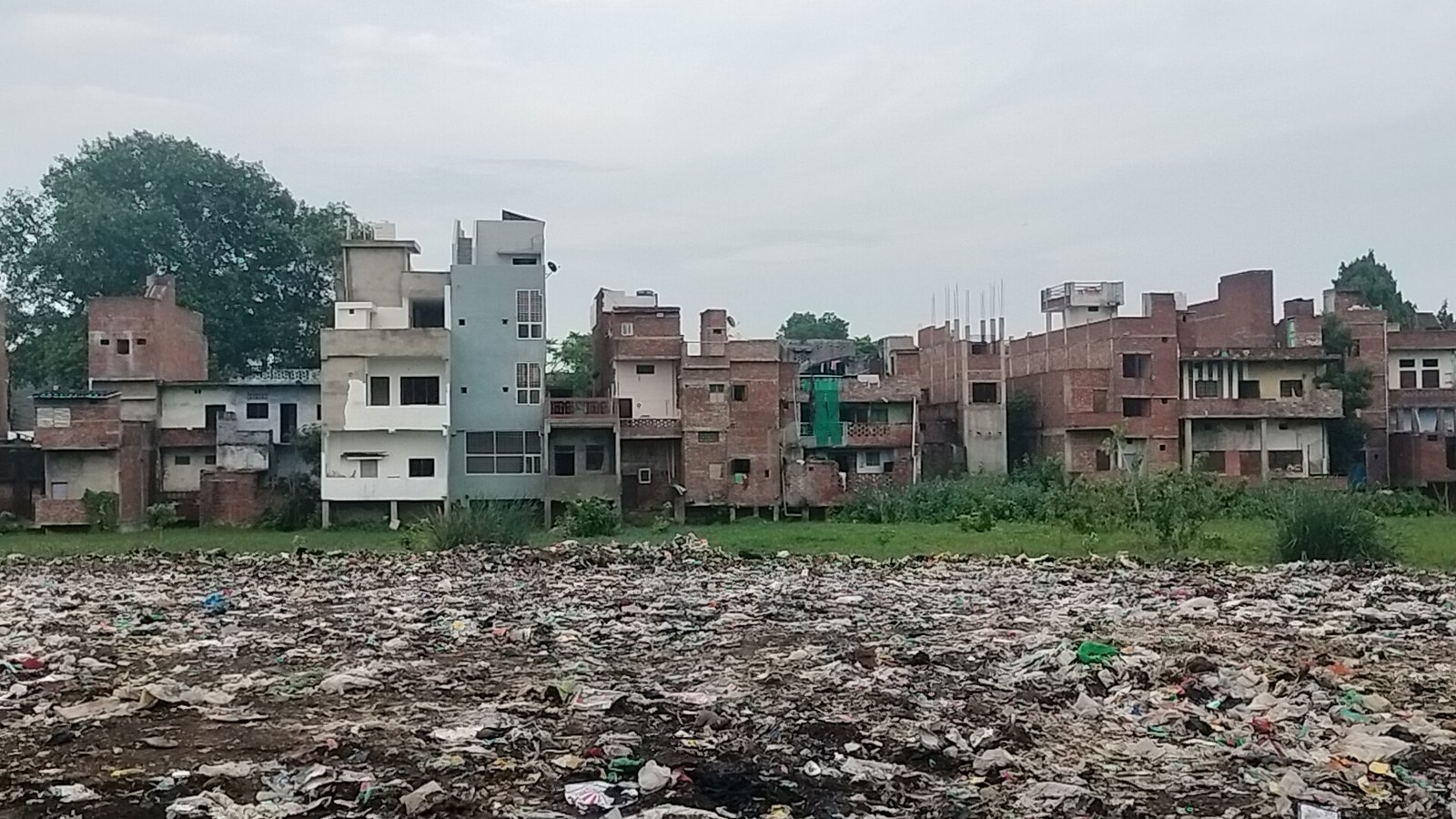 नगर पंचायत सिरसा में कूड़े से पटा तालाब, अतिक्रमण और लापरवाही पर उठे सवाल