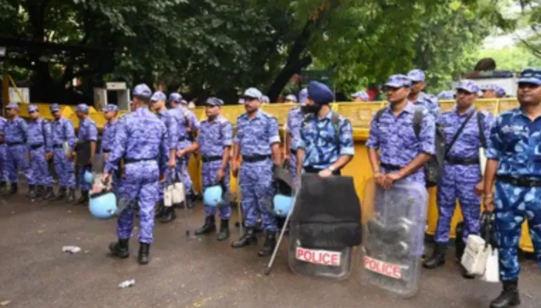 धरना-प्रदर्शनों के बीच दिल्ली की सुरक्षा कड़ी, पश्चिम बंगाल से बुलाई गईं CRPF की 20 अतिरिक्त कंपनियां