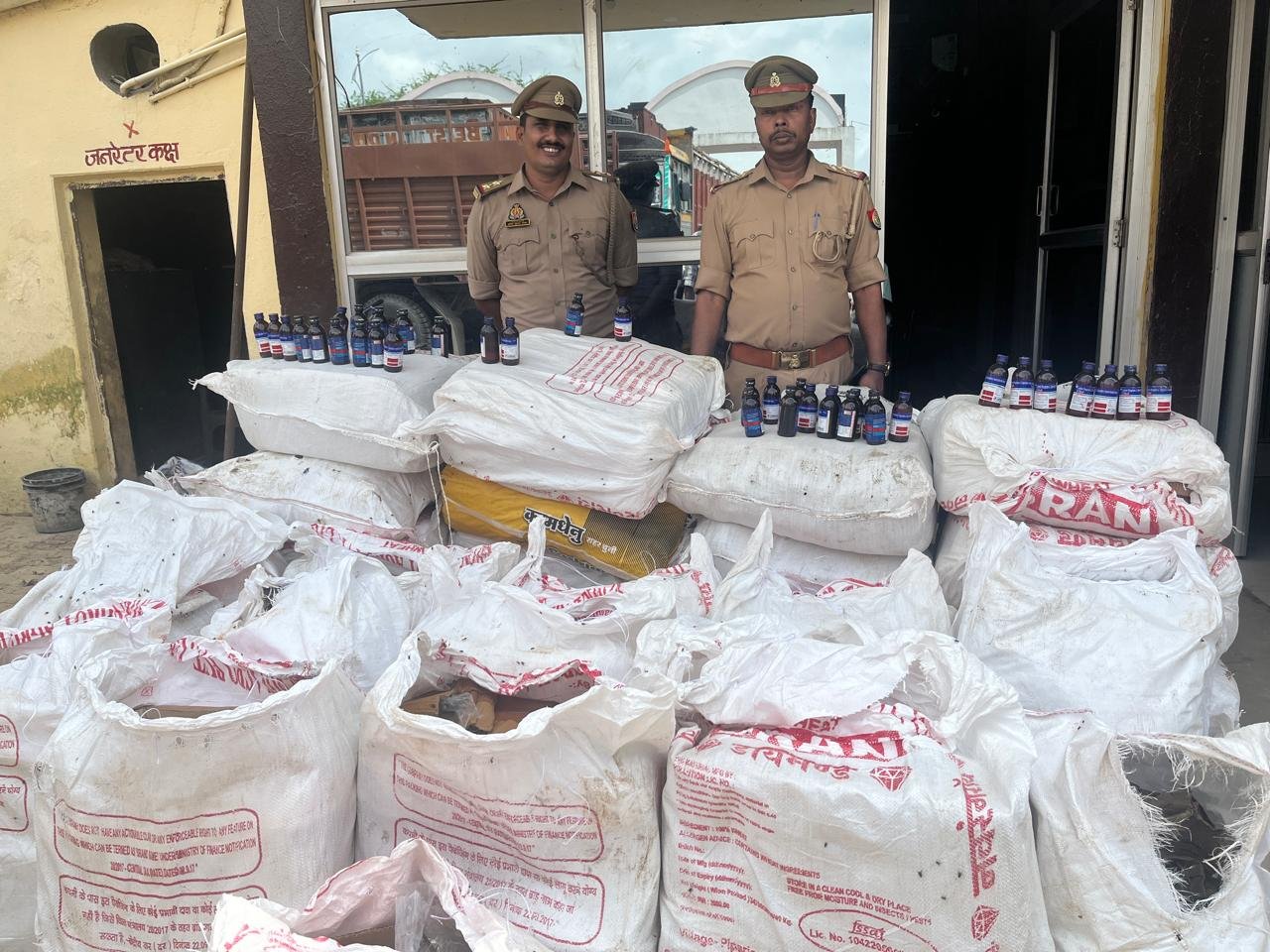 लावारिस ट्रक बना नशे का गोदाम, करोड़ों की कोडीन सिरप बरामद