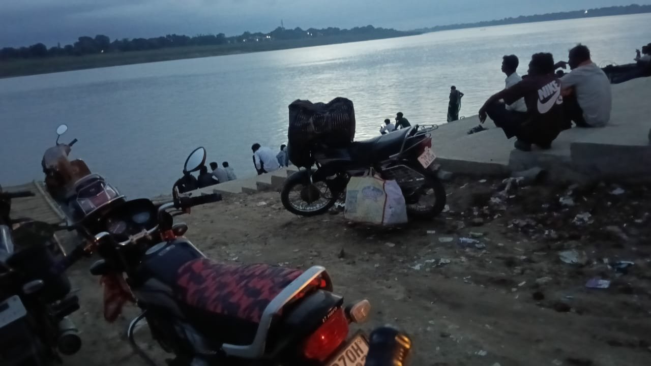 मदराटेला गंगा घाट पर स्टीमर संचालन में मनमानी, वसूली और मारपीट के आरोप; यात्री व आदिवासी परेशान