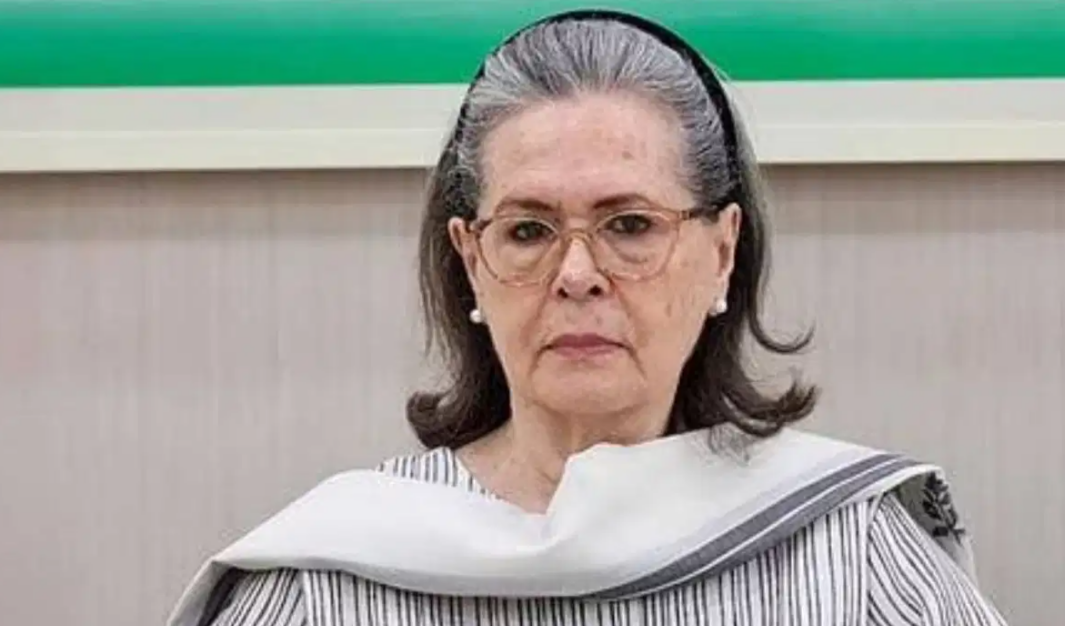 छात्रों के साथ राष्ट्र के दुश्मनों जैसा व्यवहार कर रही मोदी सरकार: सोनिया गांधी