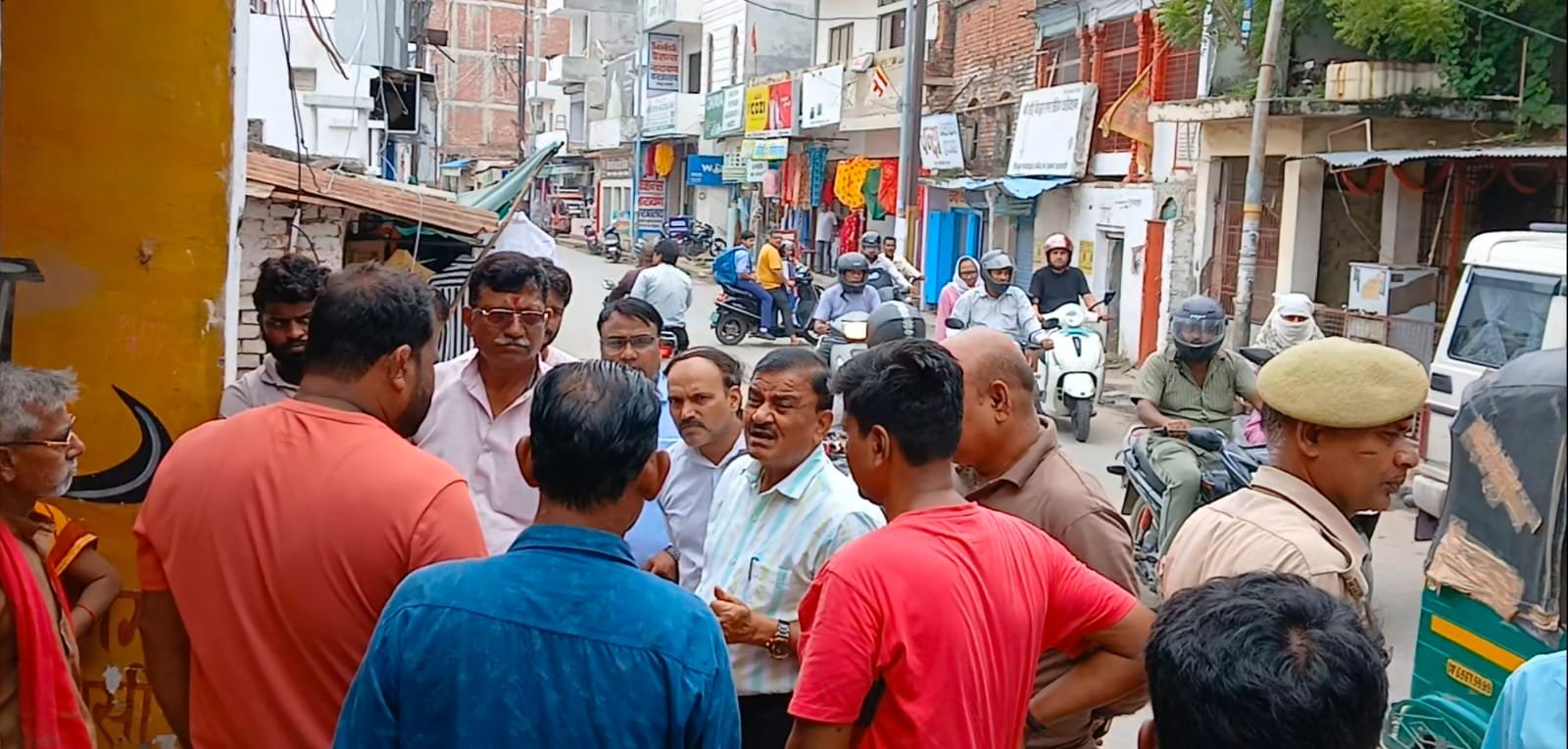आस्था पर अतिक्रमण, सावन से पहले मंदिर परिसर को दूकान से मुक्त कराने की मांग