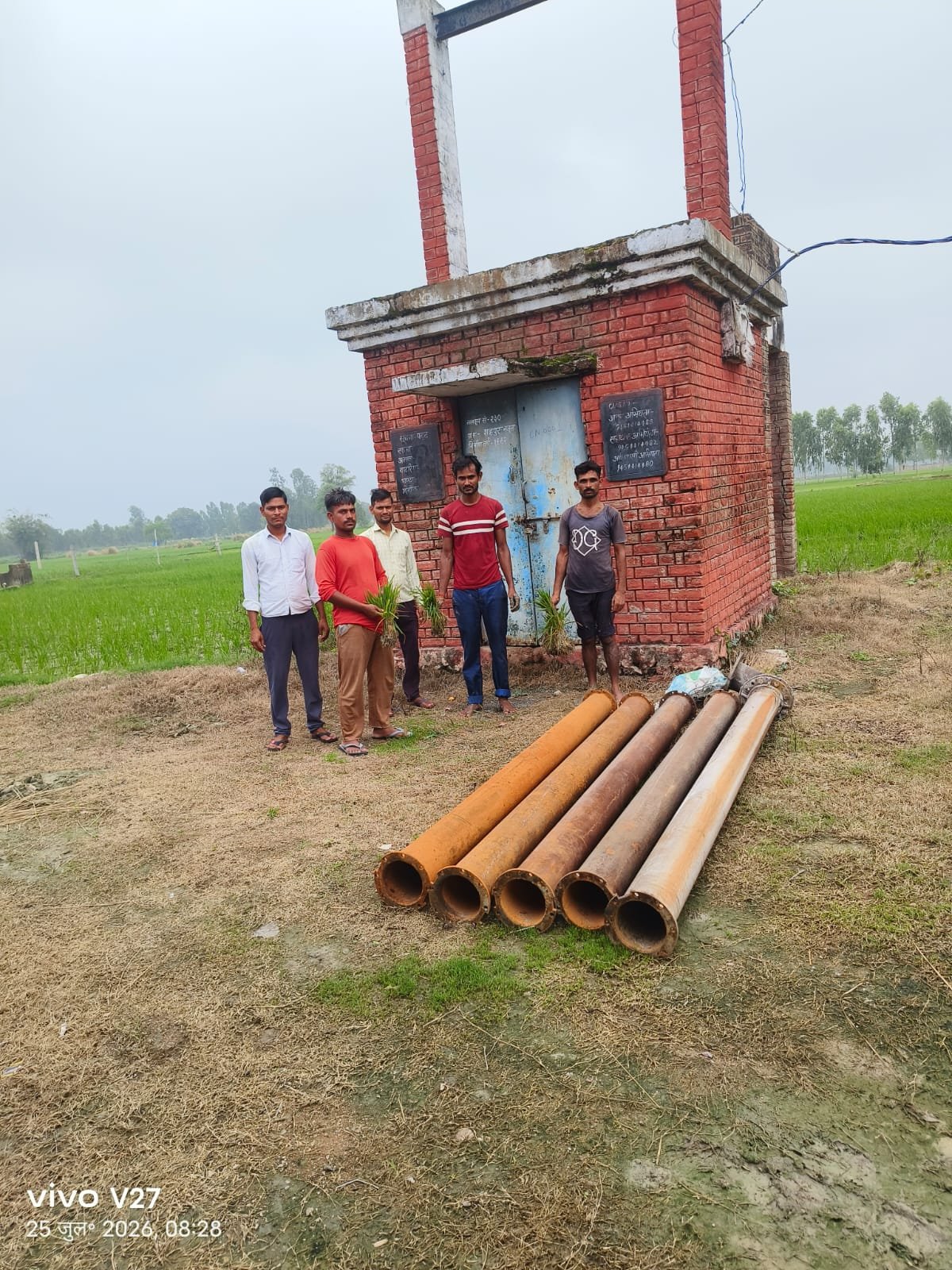 नलकूप खराब होने से धान की रोपाई बाधित ।