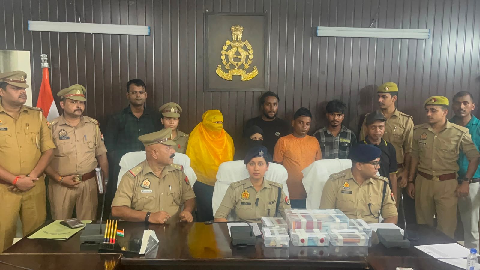 साइबर ठगों को बैंक खाते सप्लाई करने वाले गिरोह का भंडाफोड़, महिला सरगना सहित 6 गिरफ्तार