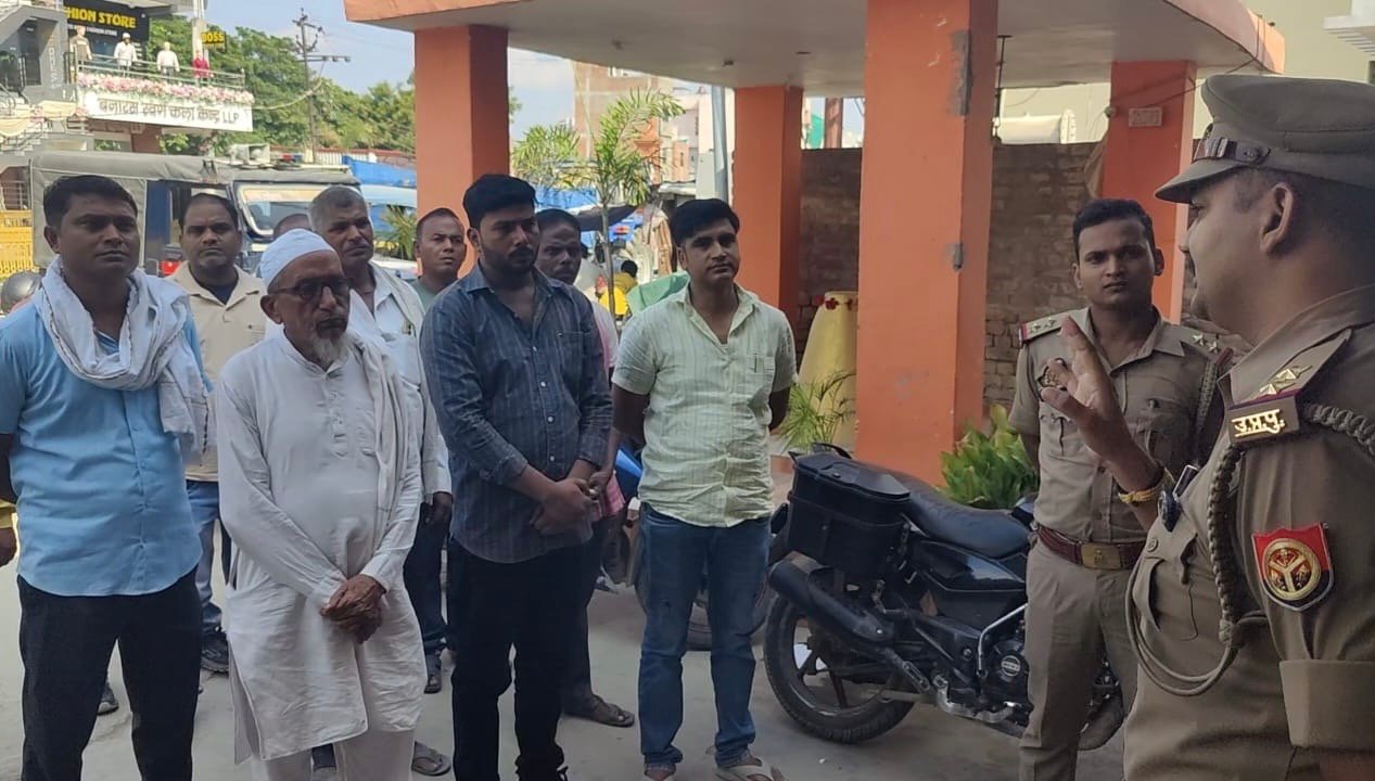 थाना लोहता पर हिस्ट्रीशीटरों की परेड, थानाध्यक्ष ने दिलाई कानून मानने की शपथ