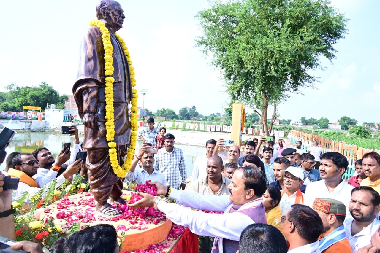 उपमुख्यमंत्री केशव प्रसाद मौर्य ने गारापुर में चौपाल लगाकर 3.25 करोड़ की योजनाओं का किया शिलान्यास