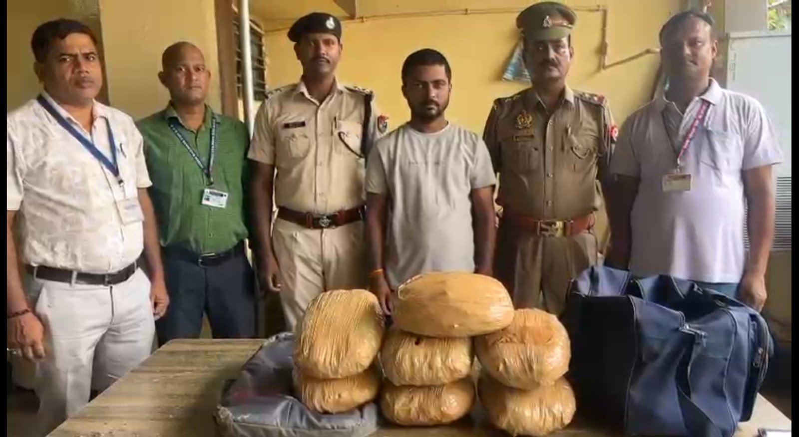 पुलिस और आरपीएफ की कार्यवाई में 7.424 किलो गांजा के साथ तस्कर गिरफ्तार