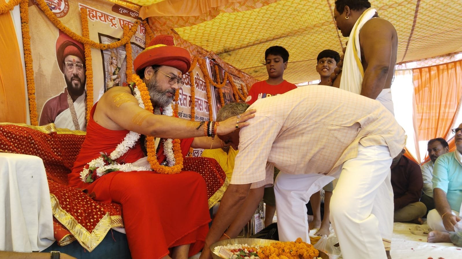 गुरु पूर्णिमा 2026: श्री कुल पीठ धाम में उमड़ा श्रद्धालुओं का सैलाब, गुरु पूजन और भक्ति के रंग में रंगा वाराणसी