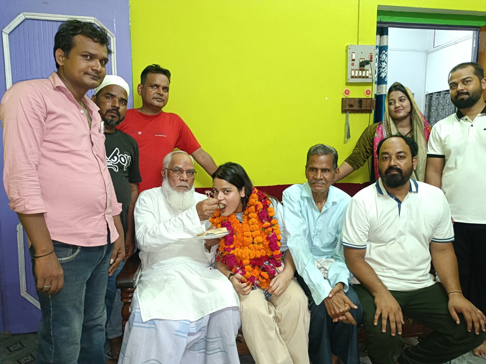 हिलौनी गांव की बेटी अलीशा खान ने NEET MBBS में लहराया परचम, घर पहुंचने पर ढोल-नगाड़ों के साथ हुआ भव्य स्वागत