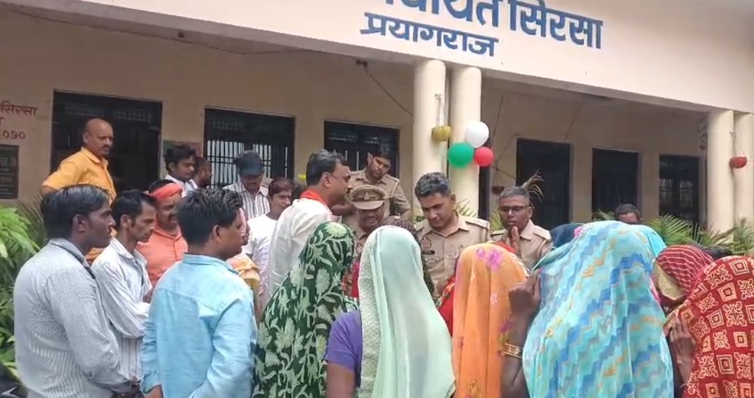 लावारिस नवजात बच्ची को गोद देने की मांग पर निषाद बस्ती की महिलाओं का भूख हड़ताल
