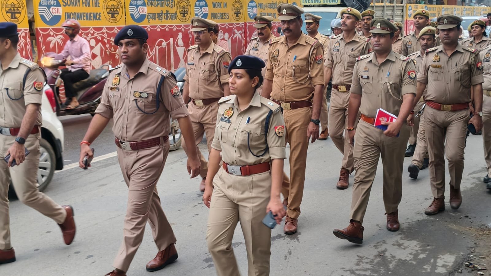 कांवड़ यात्रा को लेकर पुलिस अलर्ट, मडुवाड़ीह चौराहे पर अधिकारियों ने परखी सुरक्षा व्यवस्था