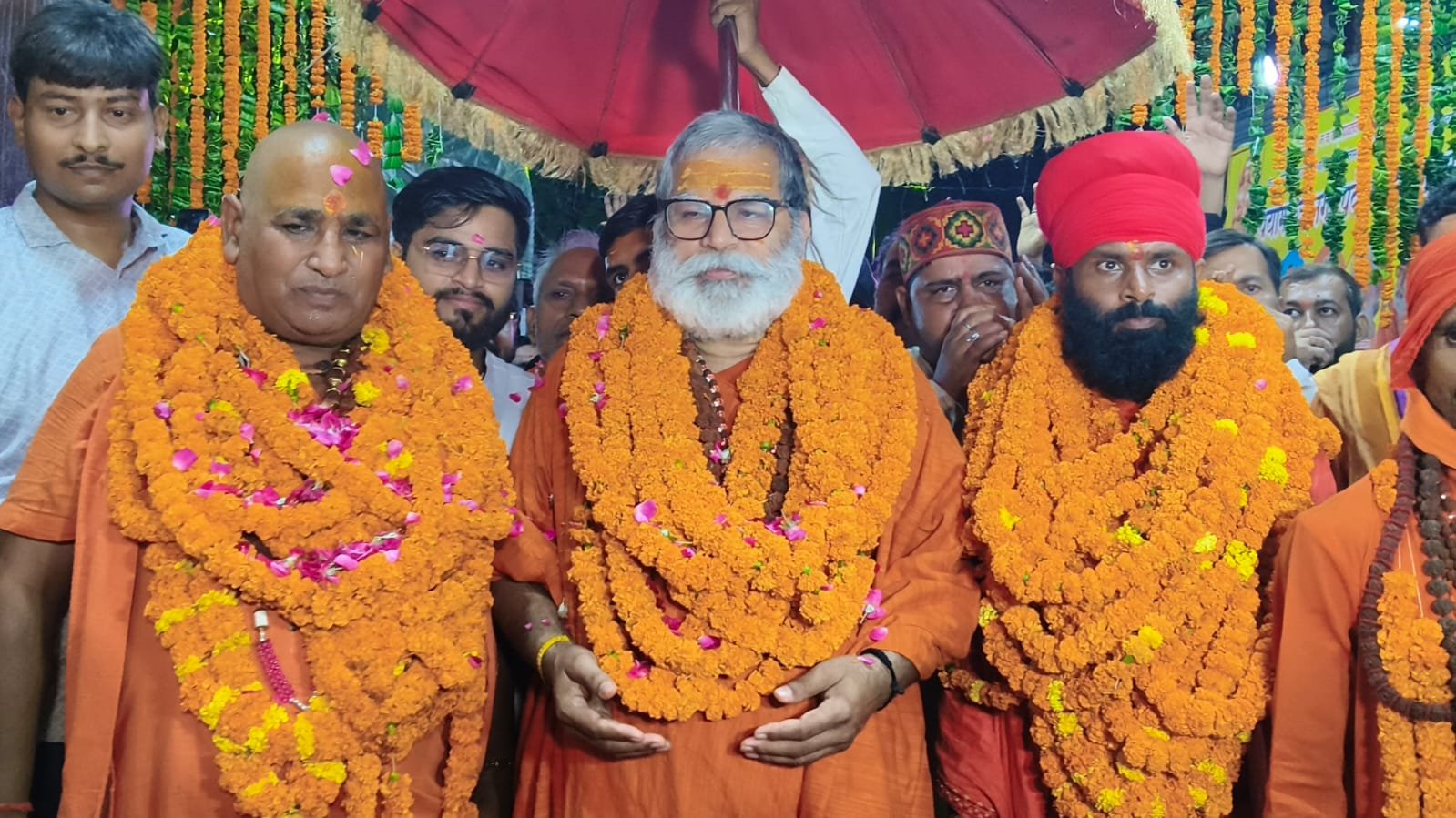 प्रयागराज नगर प्रवेश पर नवनियुक्त महामंडलेश्वर राजेश गिरी का भव्य स्वागत, संतों की गरिमामयी उपस्थिति में हुआ शपथ ग्रहण